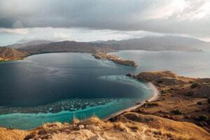 Gili Lawa Darat Labuan Bajo: Pesona Bukit Savana dan Laut Biru