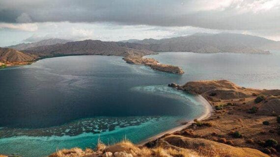 Gili Lawa Darat Labuan Bajo: Pesona Bukit Savana dan Laut Biru