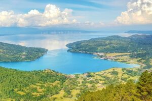30 Tempat Seru di Indonesia untuk Liburan Keluarga yang Mengasyikkan dan Edukatif