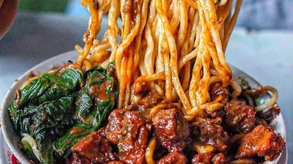 Mie Aceh: Rasa Pedas dan Gurih yang Menggugah Selera
