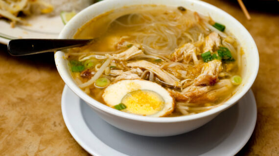Soto Ayam Bening: Resep dan Tips Membuat Kuah Gurih Tanpa Kunyit